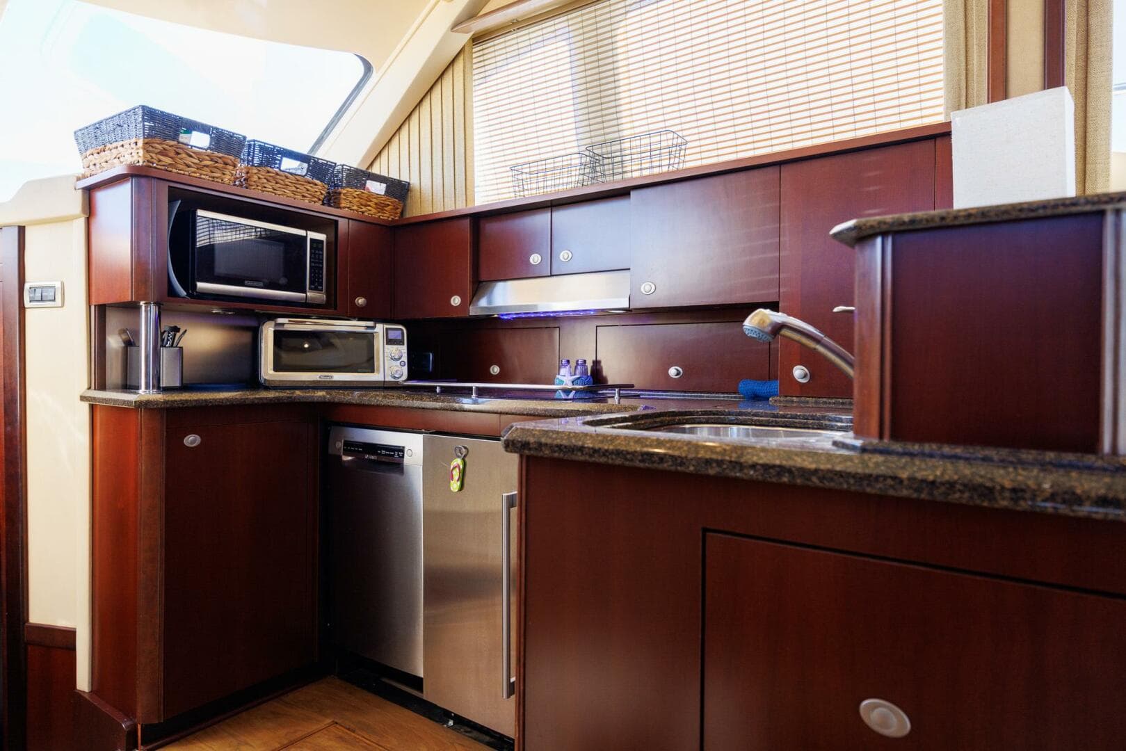 2006 Sea Ray 52 Sedan Bridge — photo 9