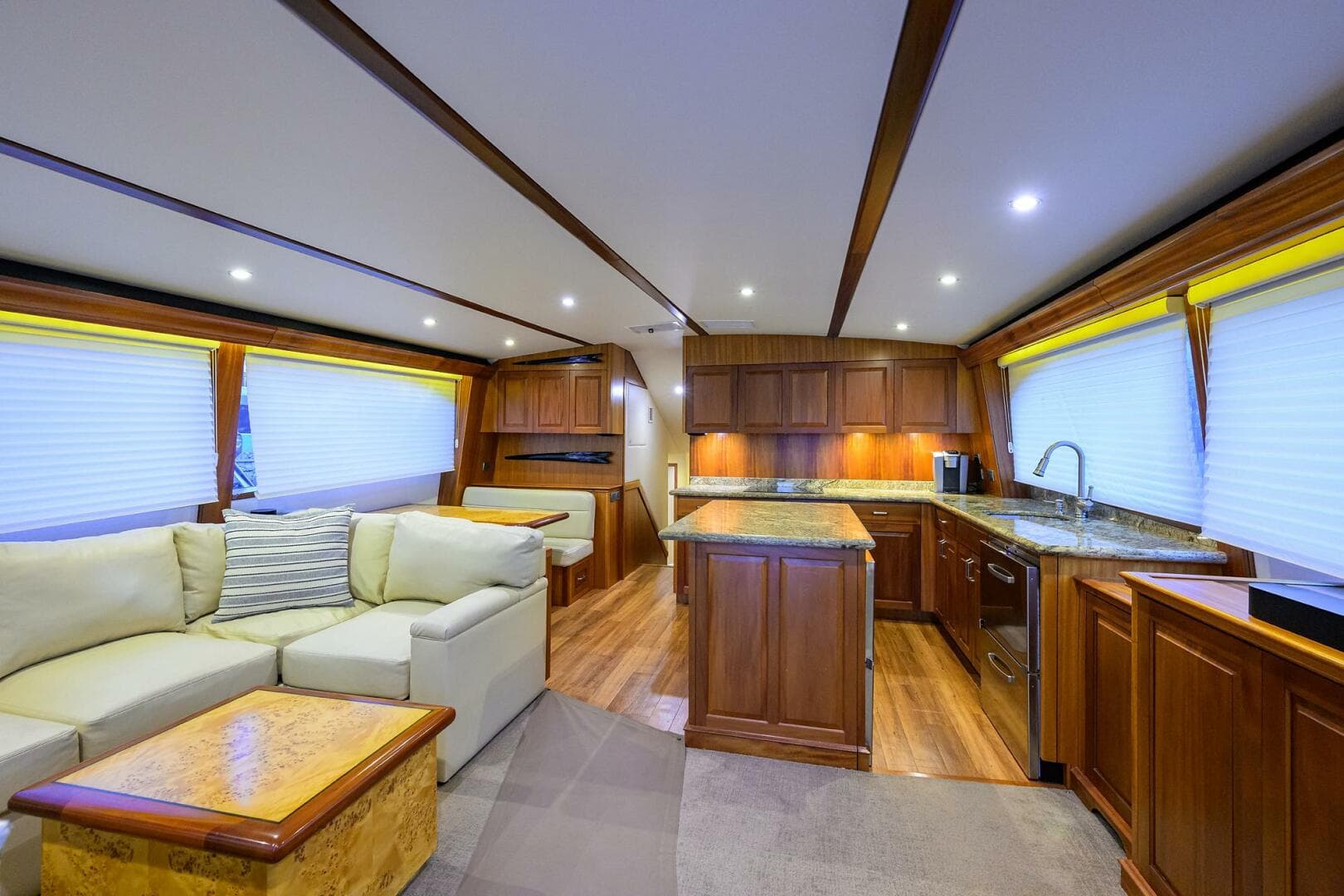 2013 Hatteras GT 63 — photo 2