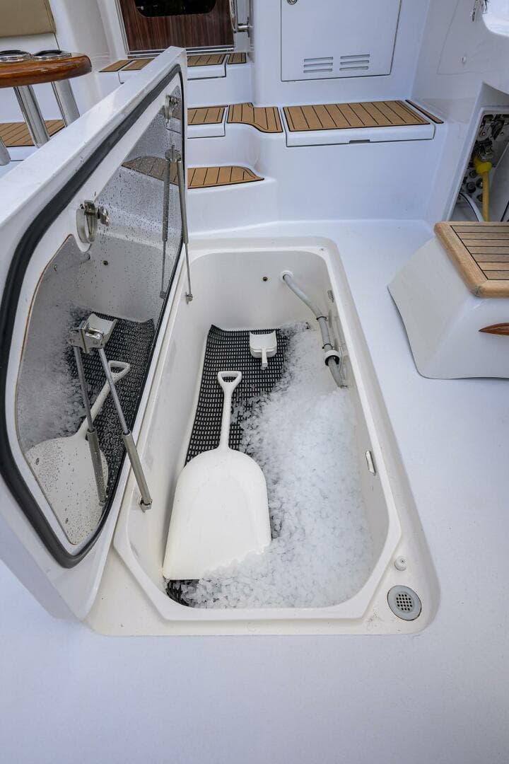 2013 Hatteras GT 63 — photo 37