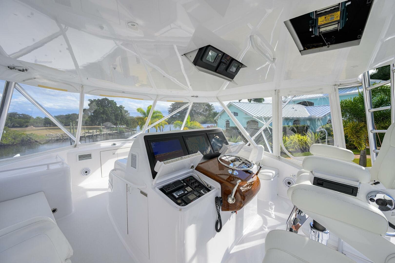 2013 Hatteras GT 63 — photo 24