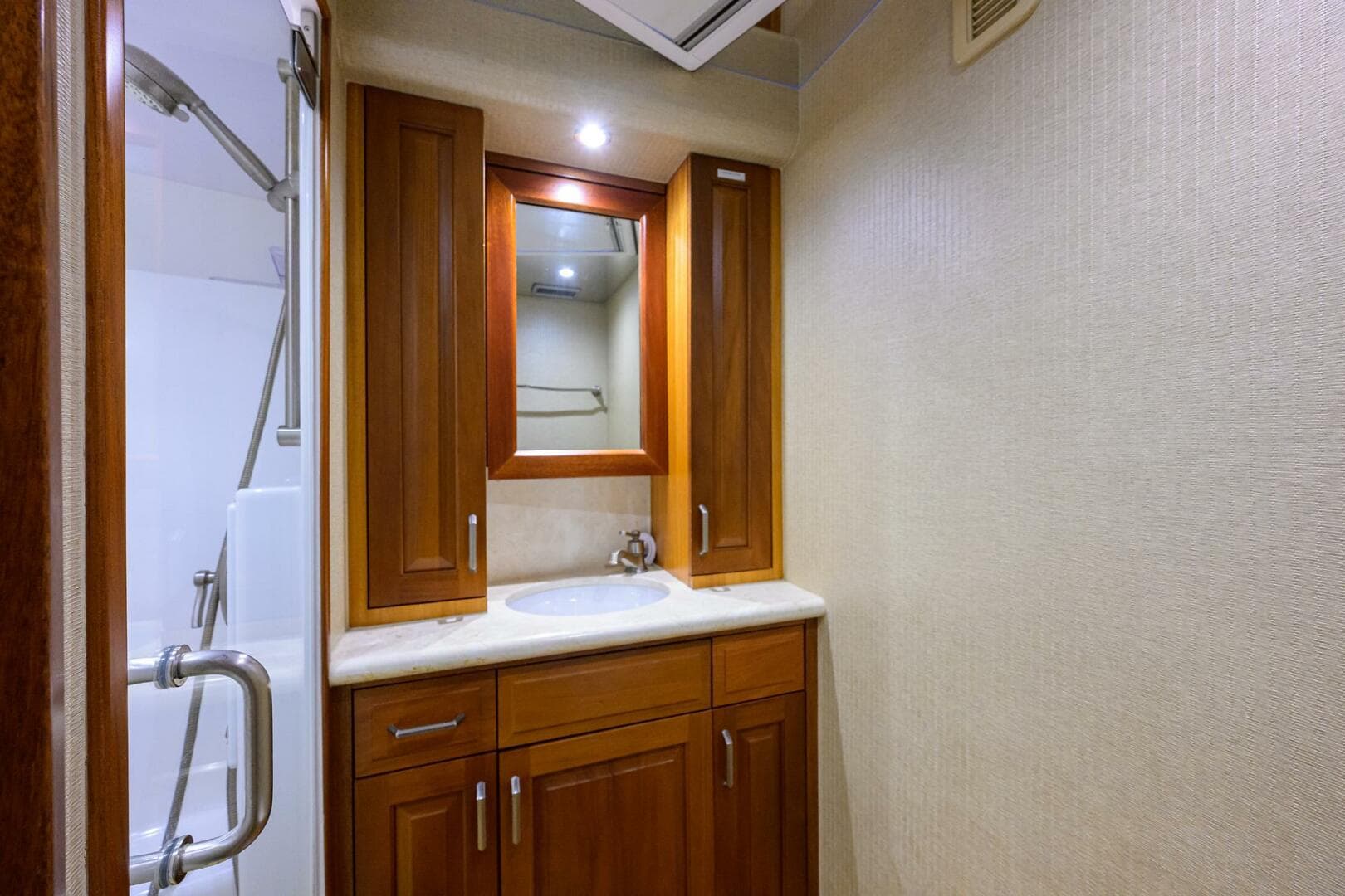 2013 Hatteras GT 63 — photo 20