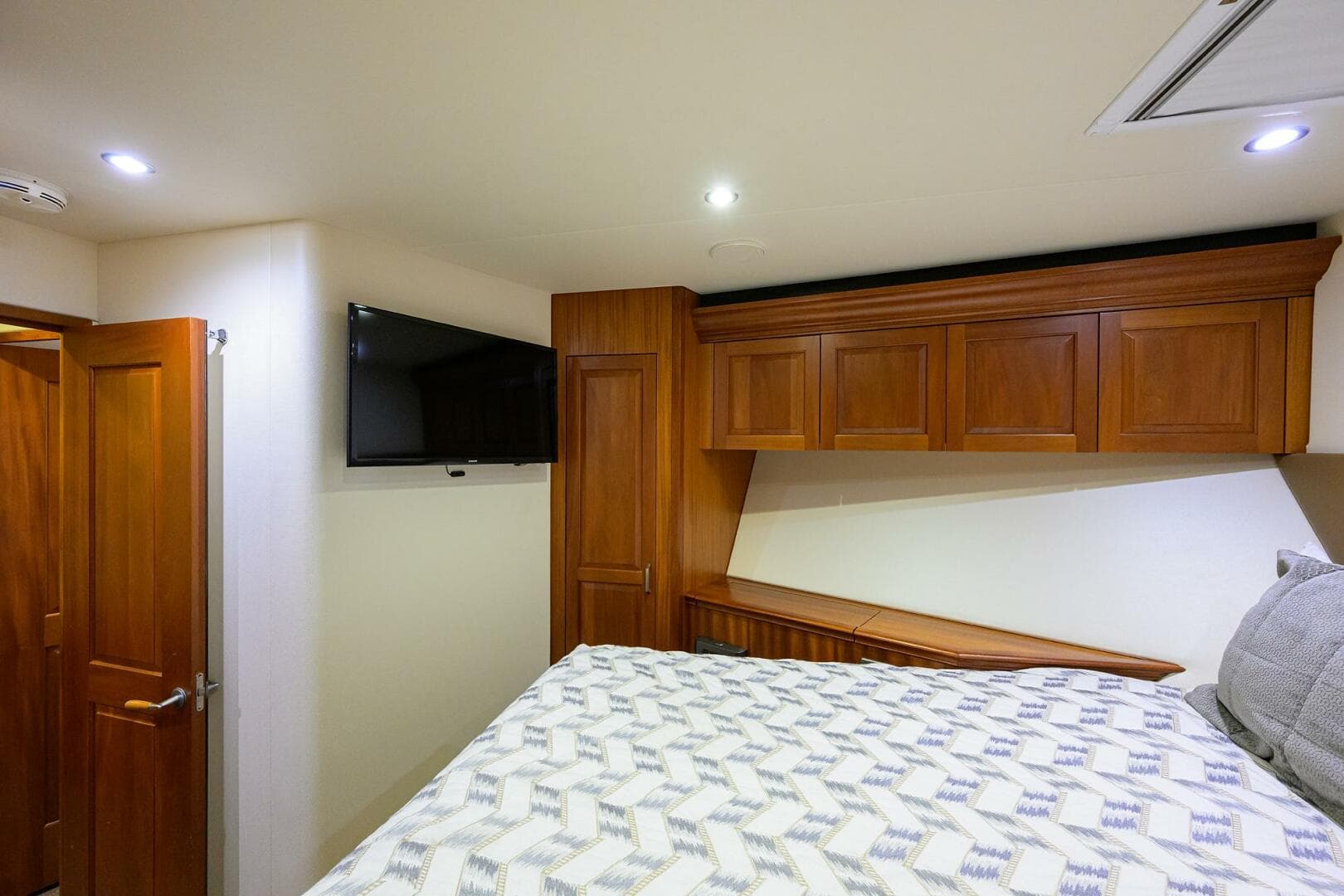 2013 Hatteras GT 63 — photo 17