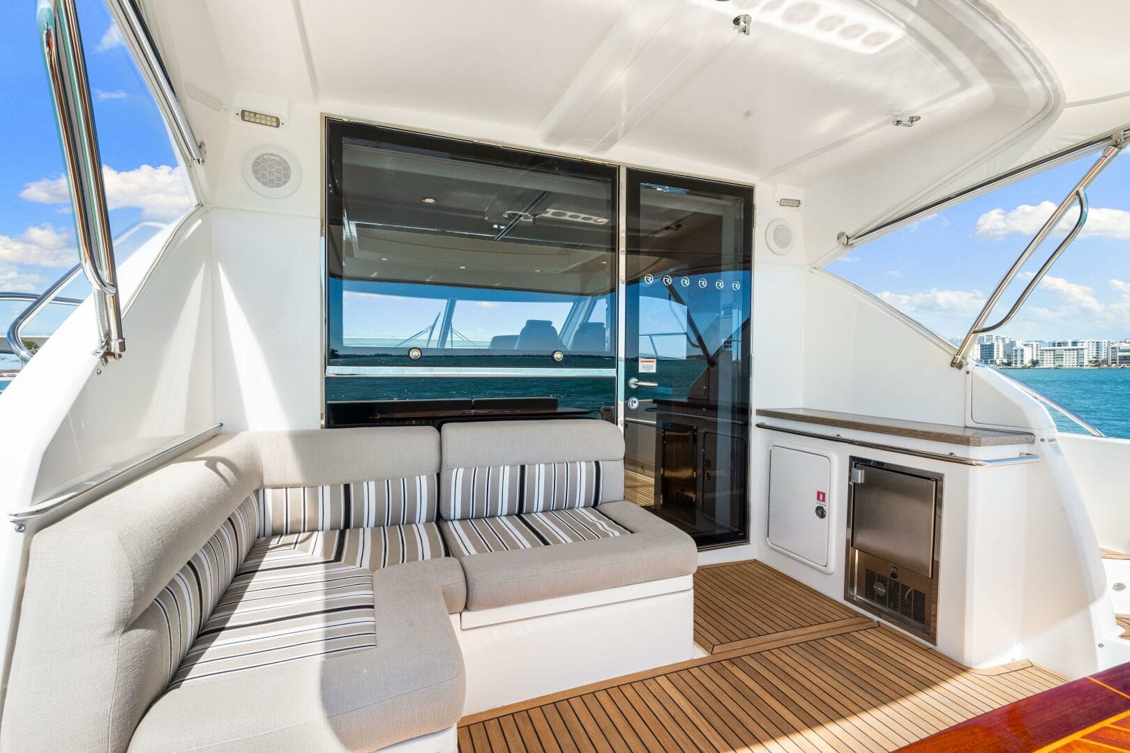 2016 Riviera 5000 Sport Yacht — photo 43