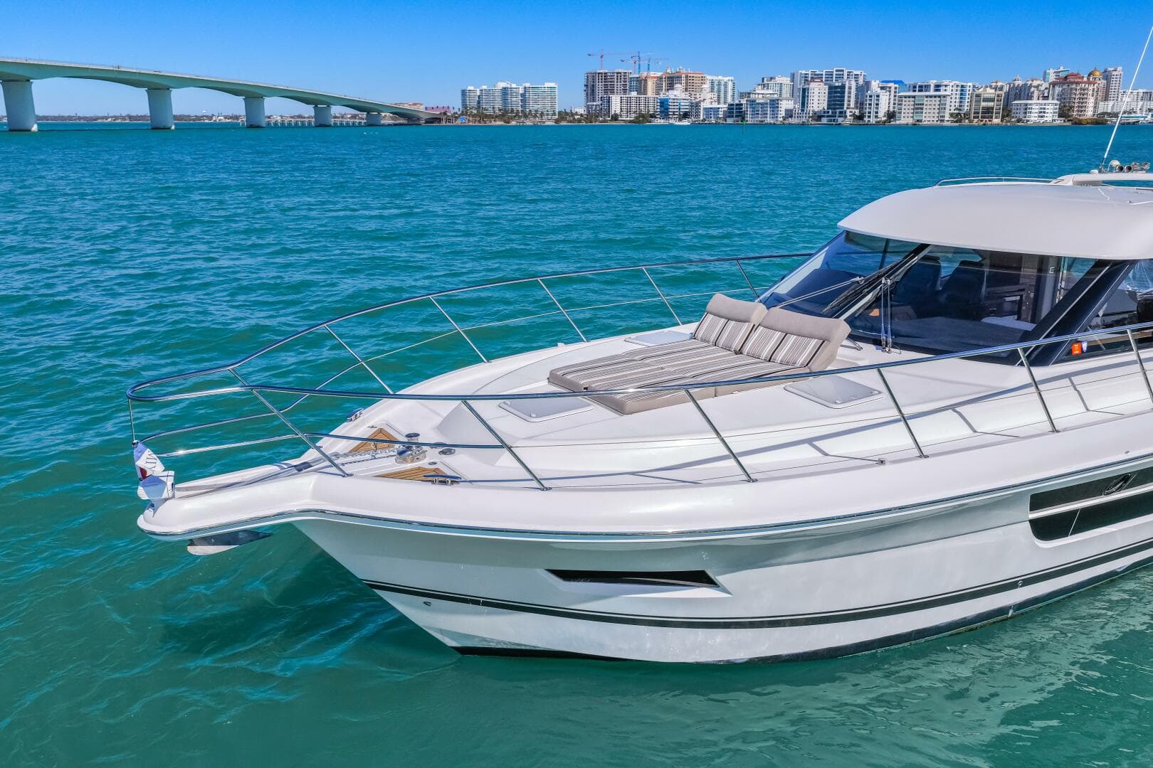 2016 Riviera 5000 Sport Yacht — photo 17