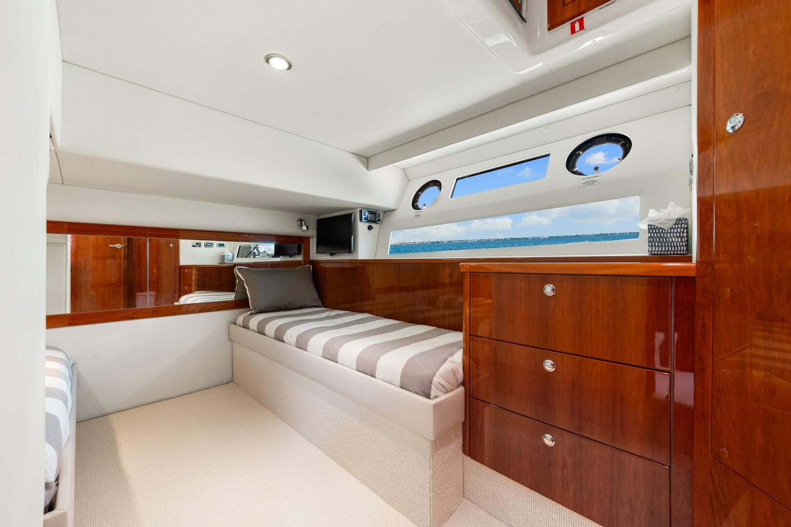 2016 Riviera 5000 Sport Yacht — photo 75