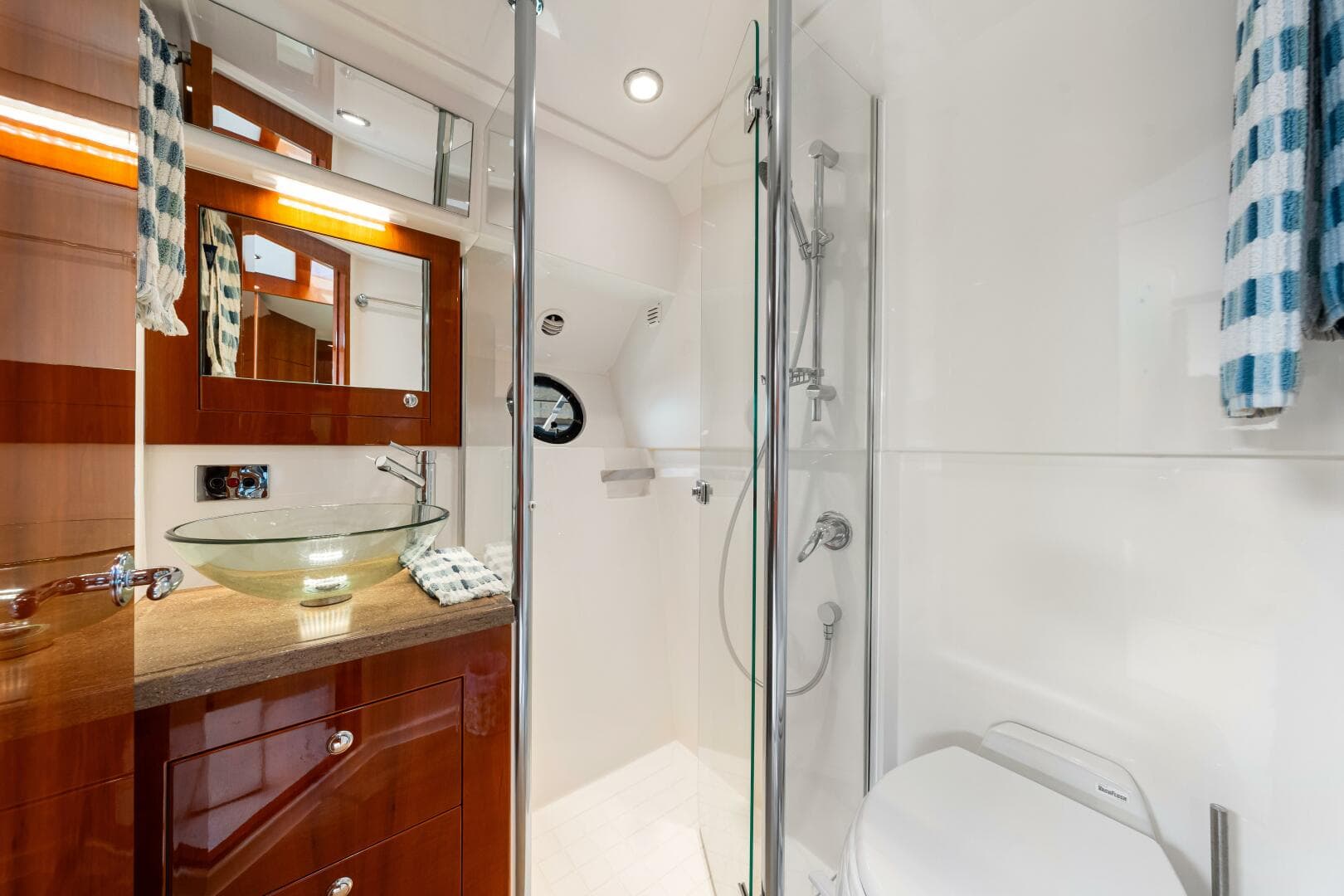 2016 Riviera 5000 Sport Yacht — photo 77