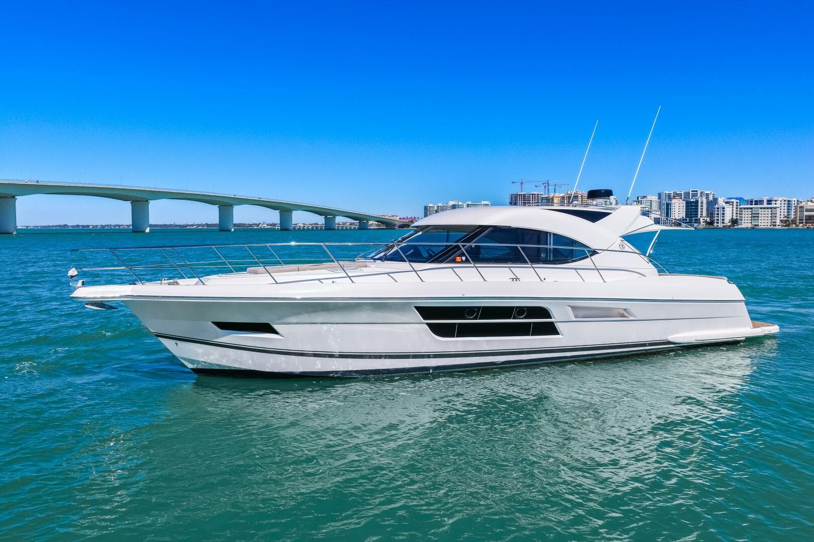 2016 Riviera 5000 Sport Yacht — photo 9