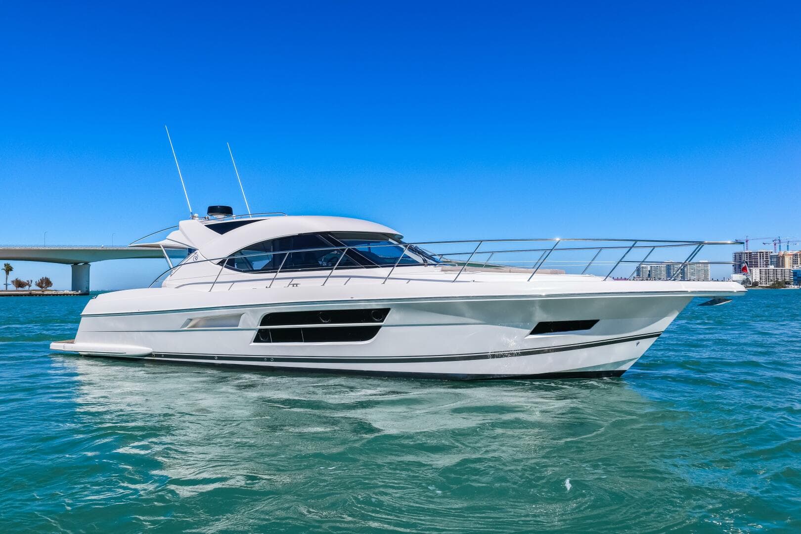 2016 Riviera 5000 Sport Yacht — photo 2