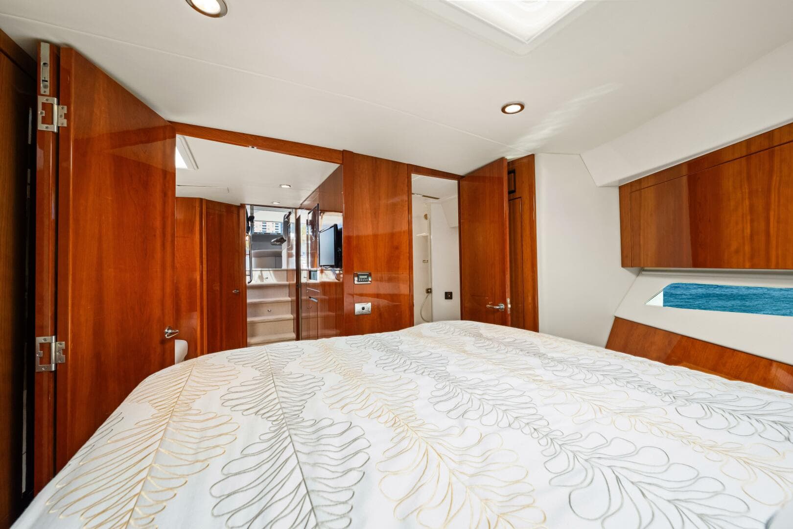 2016 Riviera 5000 Sport Yacht — photo 73