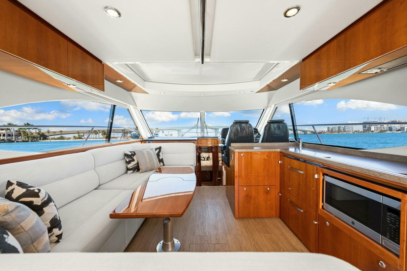 2016 Riviera 5000 Sport Yacht — photo 58