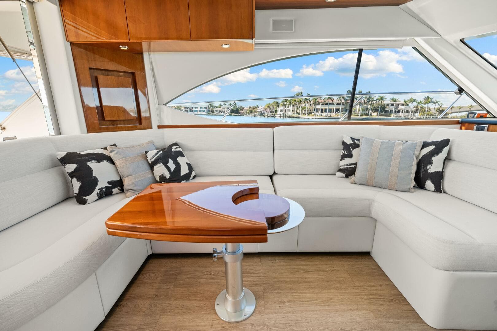 2016 Riviera 5000 Sport Yacht — photo 61