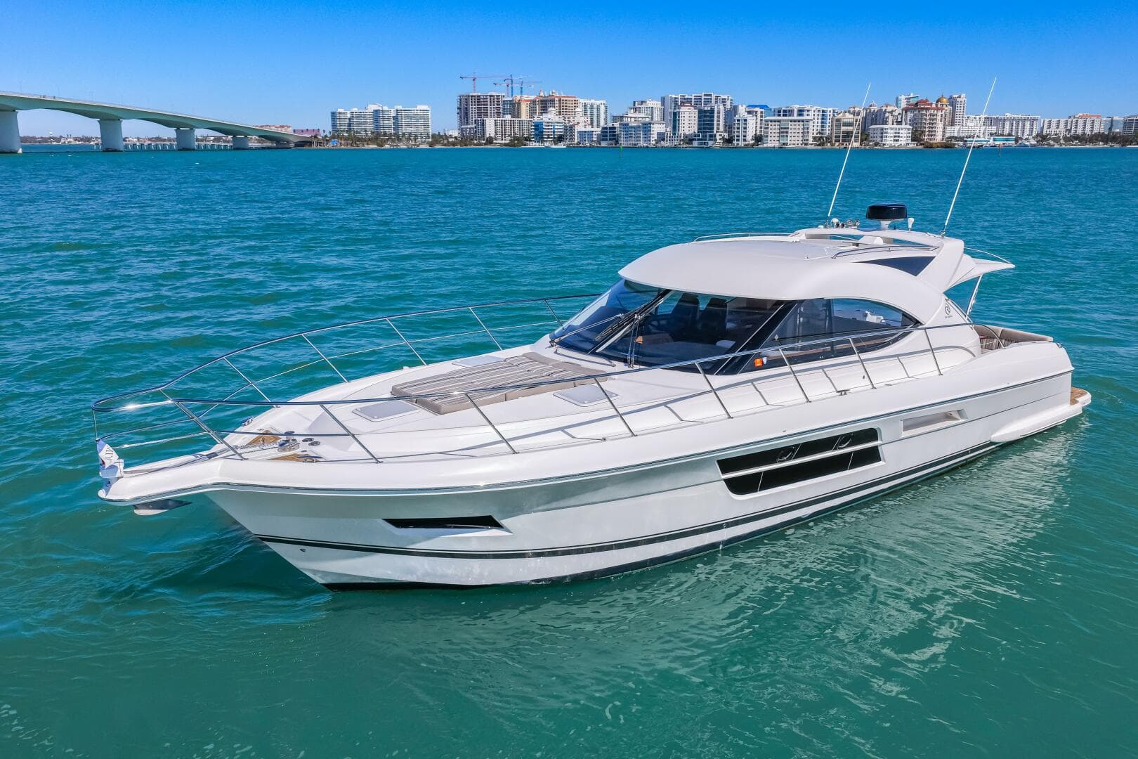 2016 Riviera 5000 Sport Yacht — photo 10