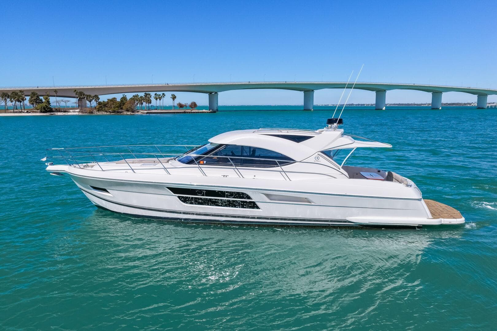 2016 Riviera 5000 Sport Yacht — photo 11