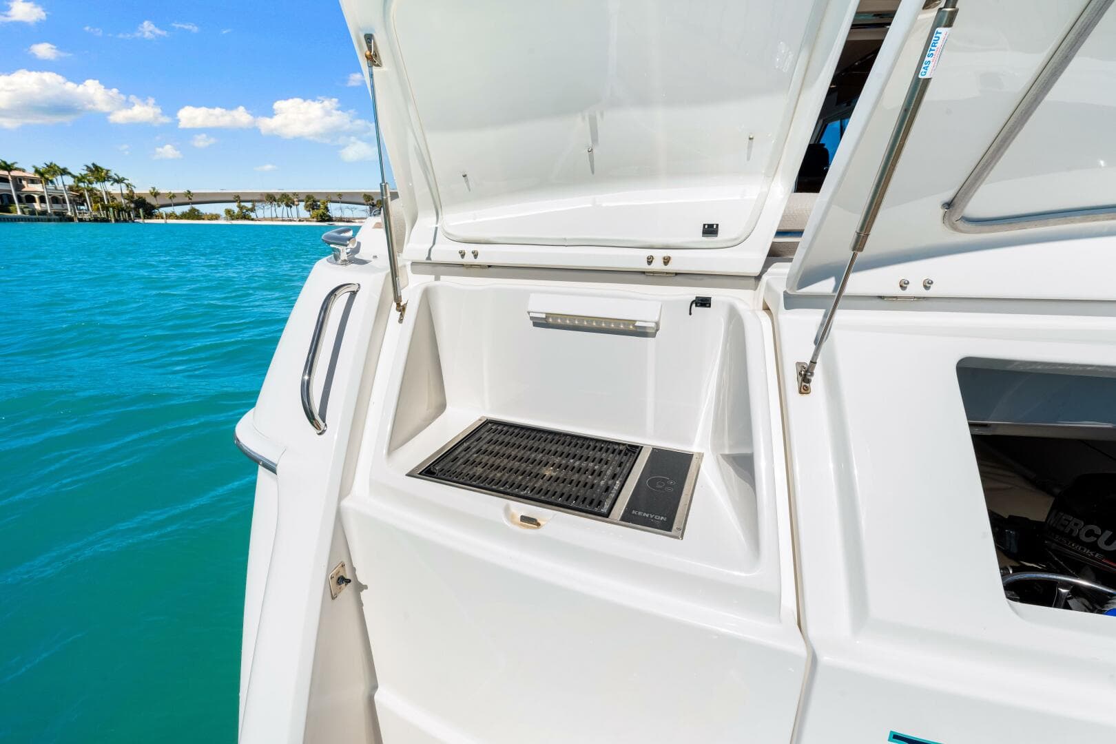 2016 Riviera 5000 Sport Yacht — photo 38