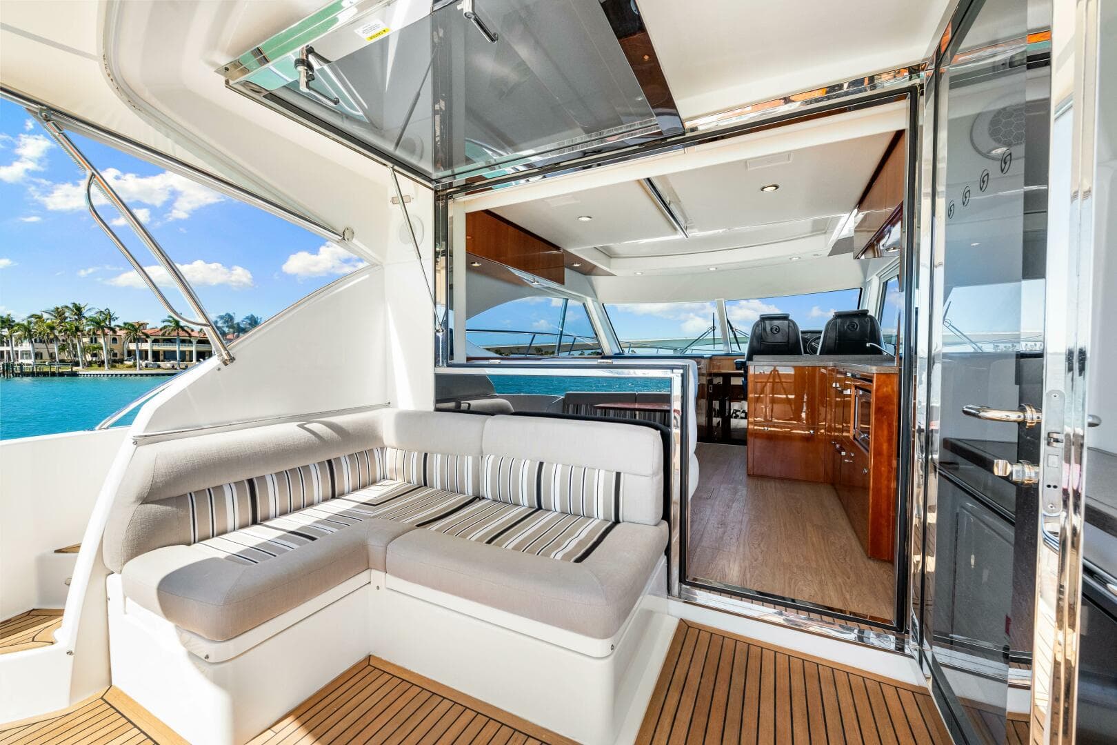 2016 Riviera 5000 Sport Yacht — photo 45