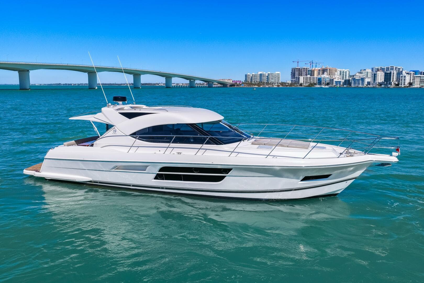 2016 Riviera 5000 Sport Yacht — photo 3