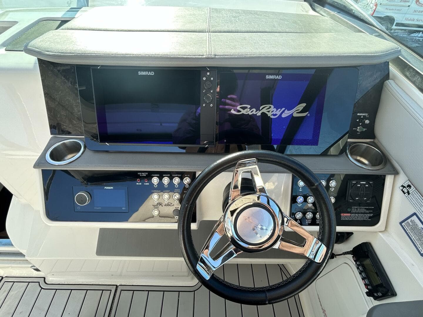 2021 Sea Ray 320 Sundancer — photo 9