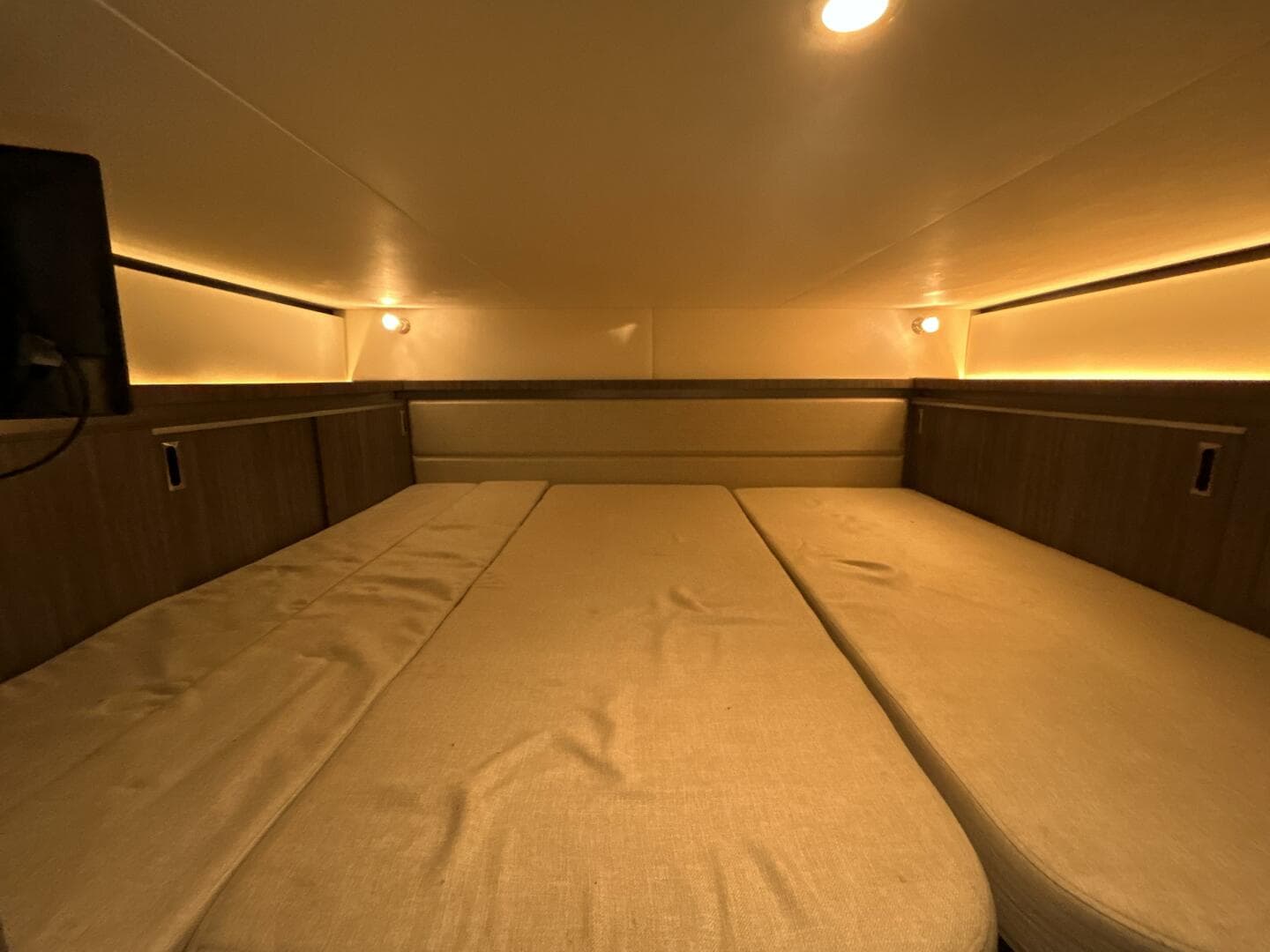 2021 Sea Ray 320 Sundancer — photo 17