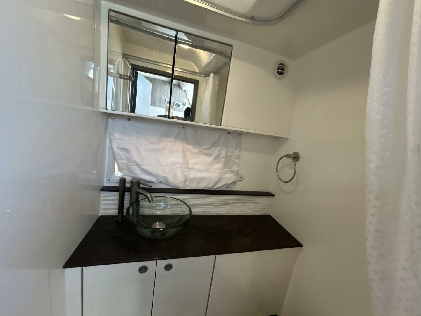 2021 Sea Ray 320 Sundancer — photo 16