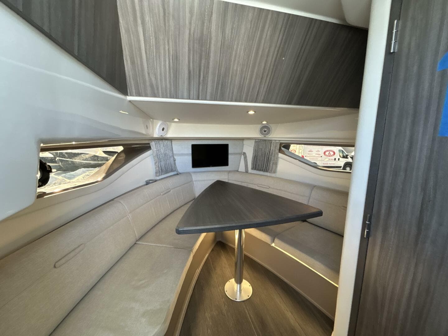 2021 Sea Ray 320 Sundancer — photo 14