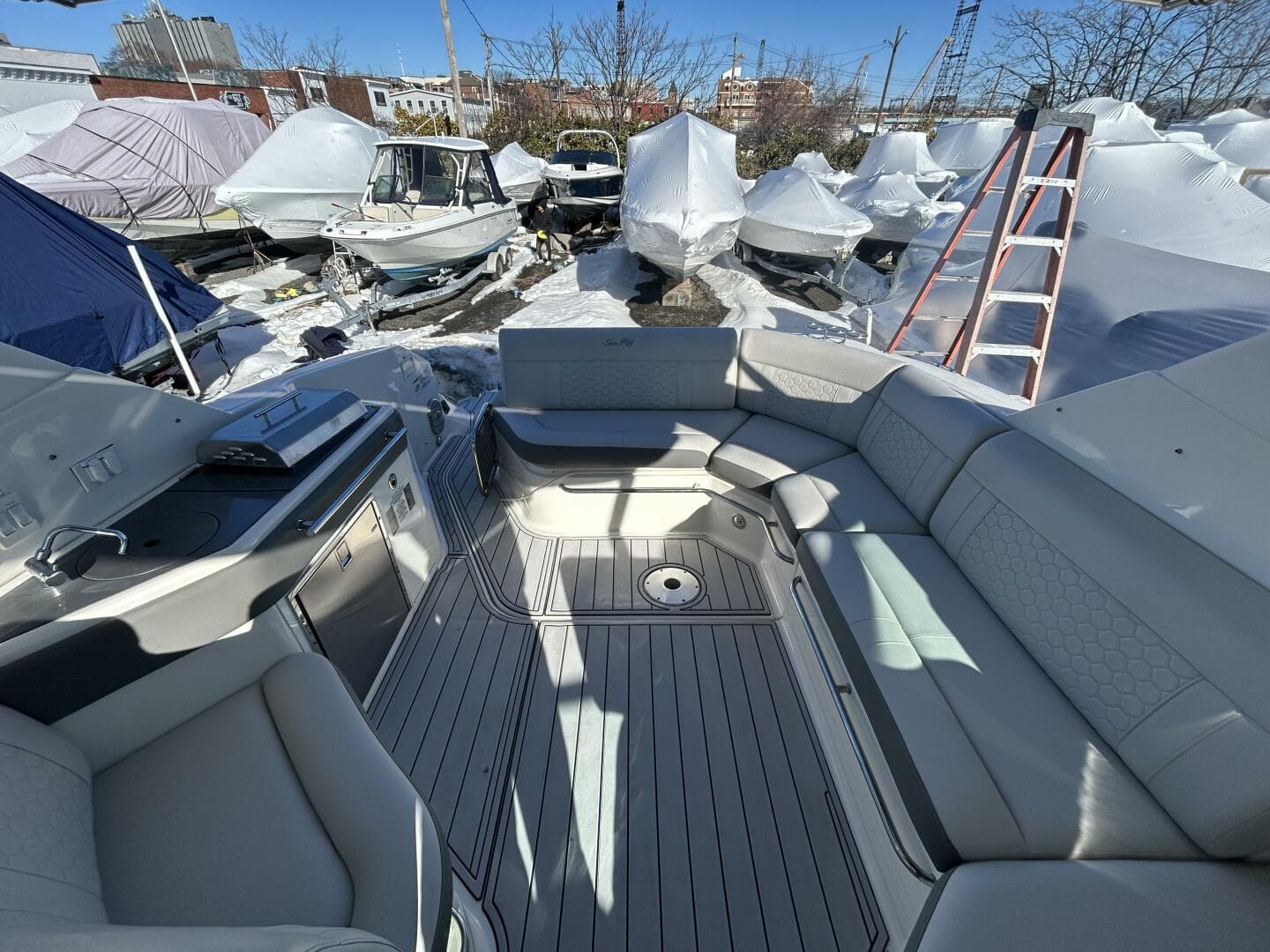 2021 Sea Ray 320 Sundancer — photo 5