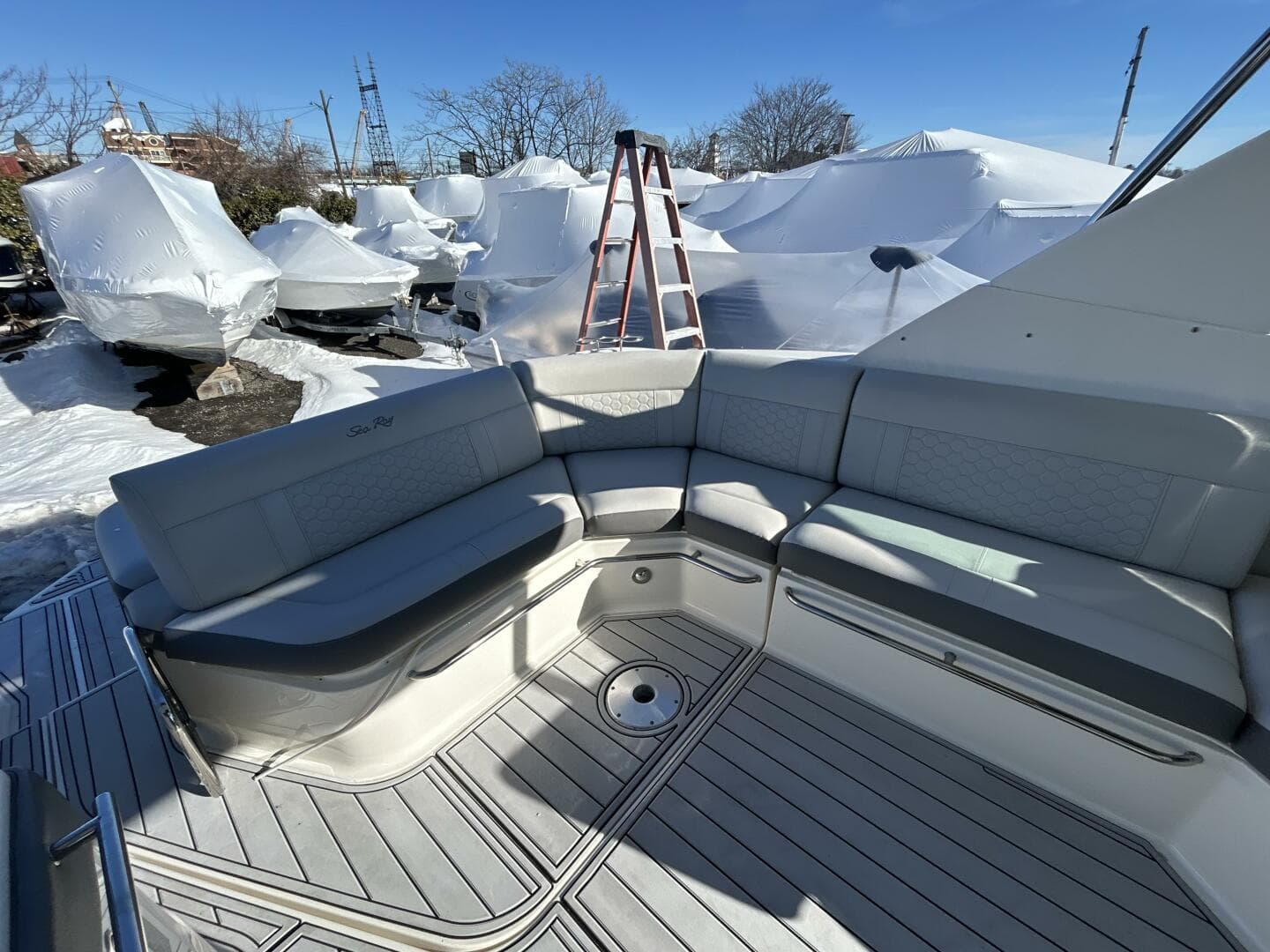 2021 Sea Ray 320 Sundancer — photo 7