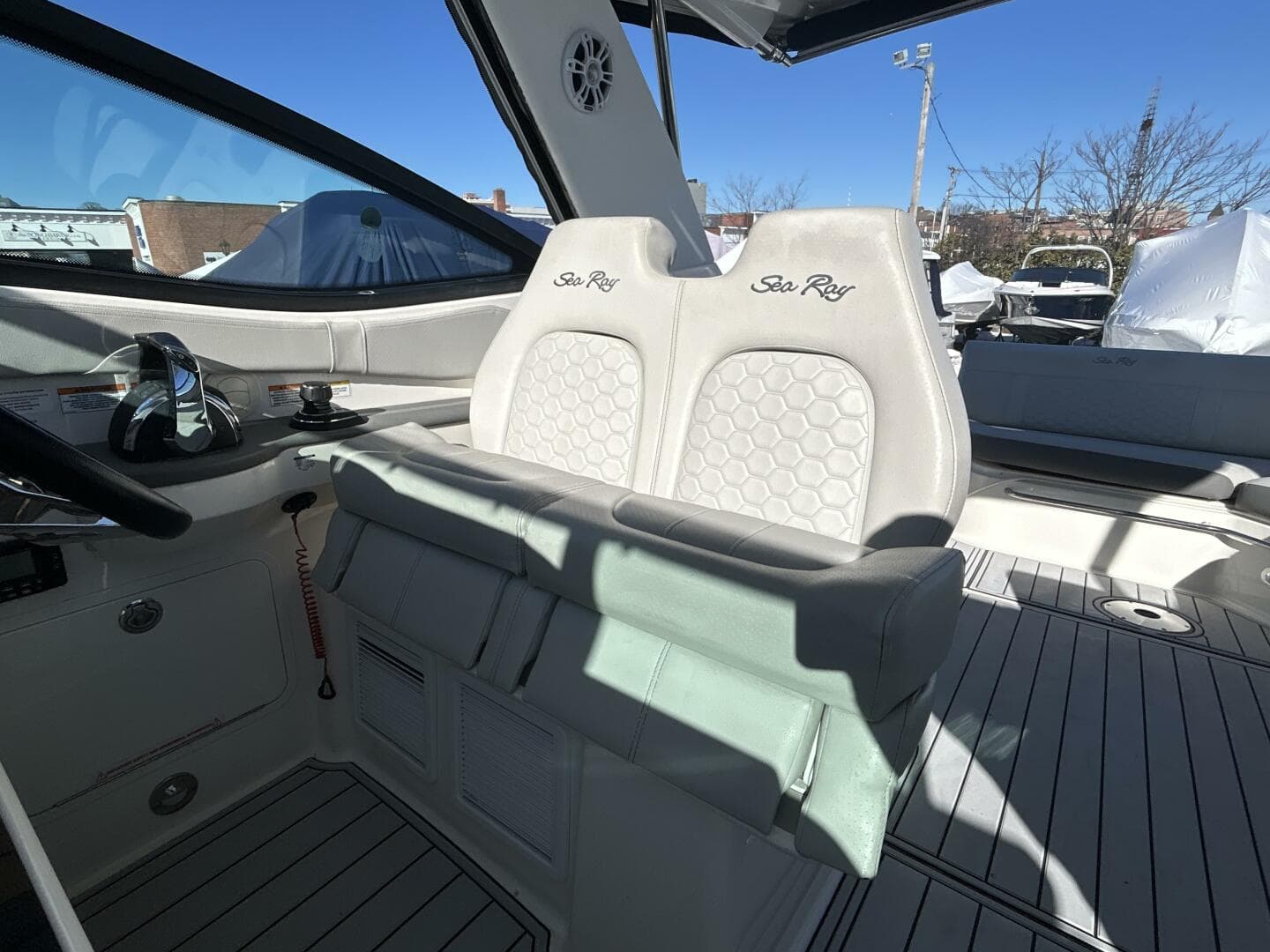 2021 Sea Ray 320 Sundancer — photo 11