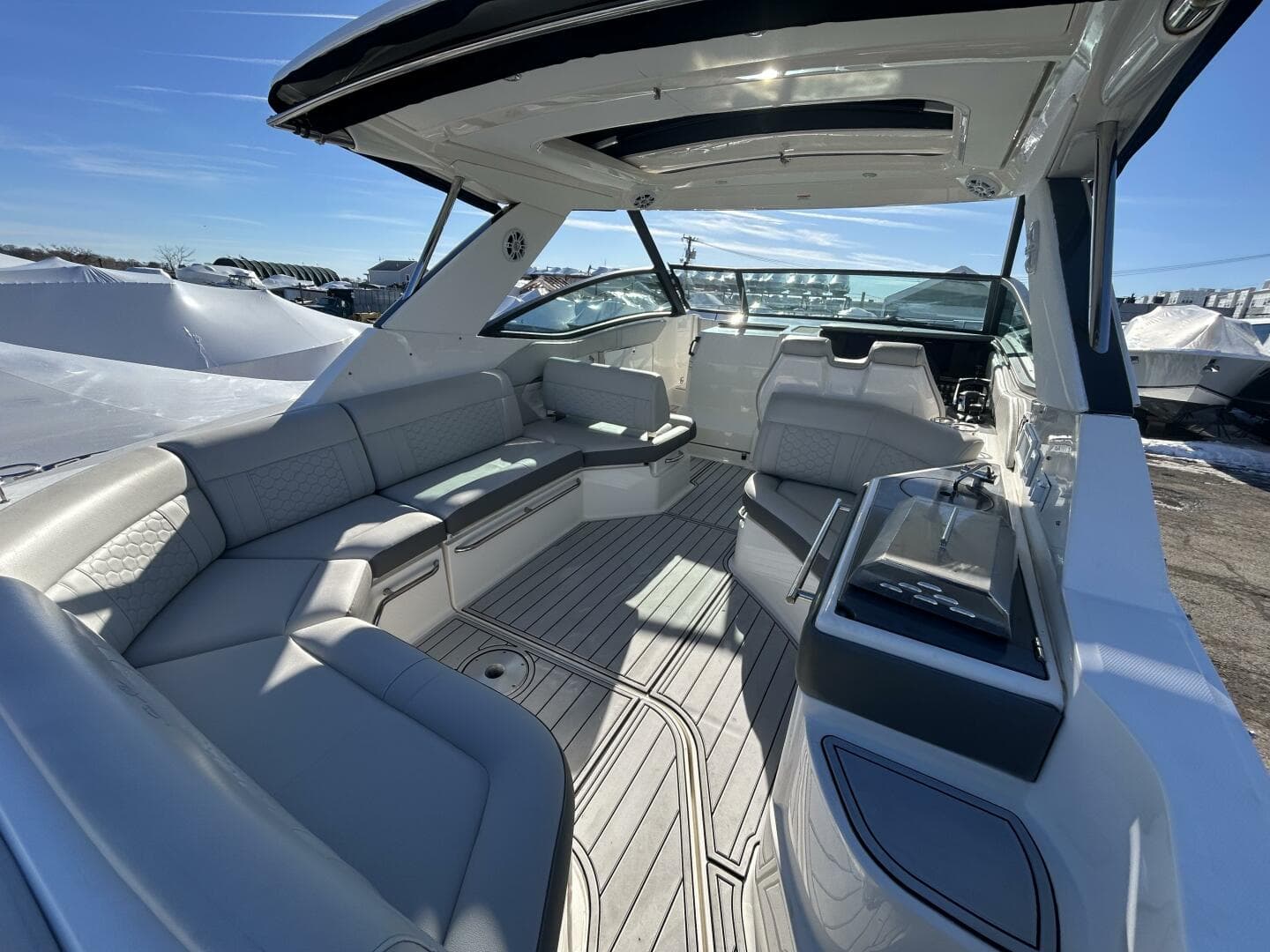 2021 Sea Ray 320 Sundancer — photo 4