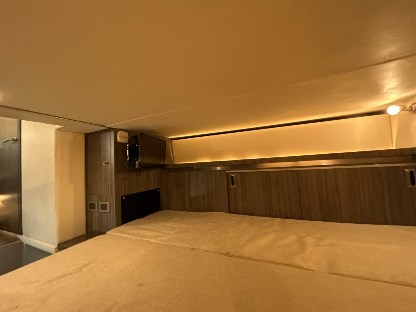 2021 Sea Ray 320 Sundancer — photo 18