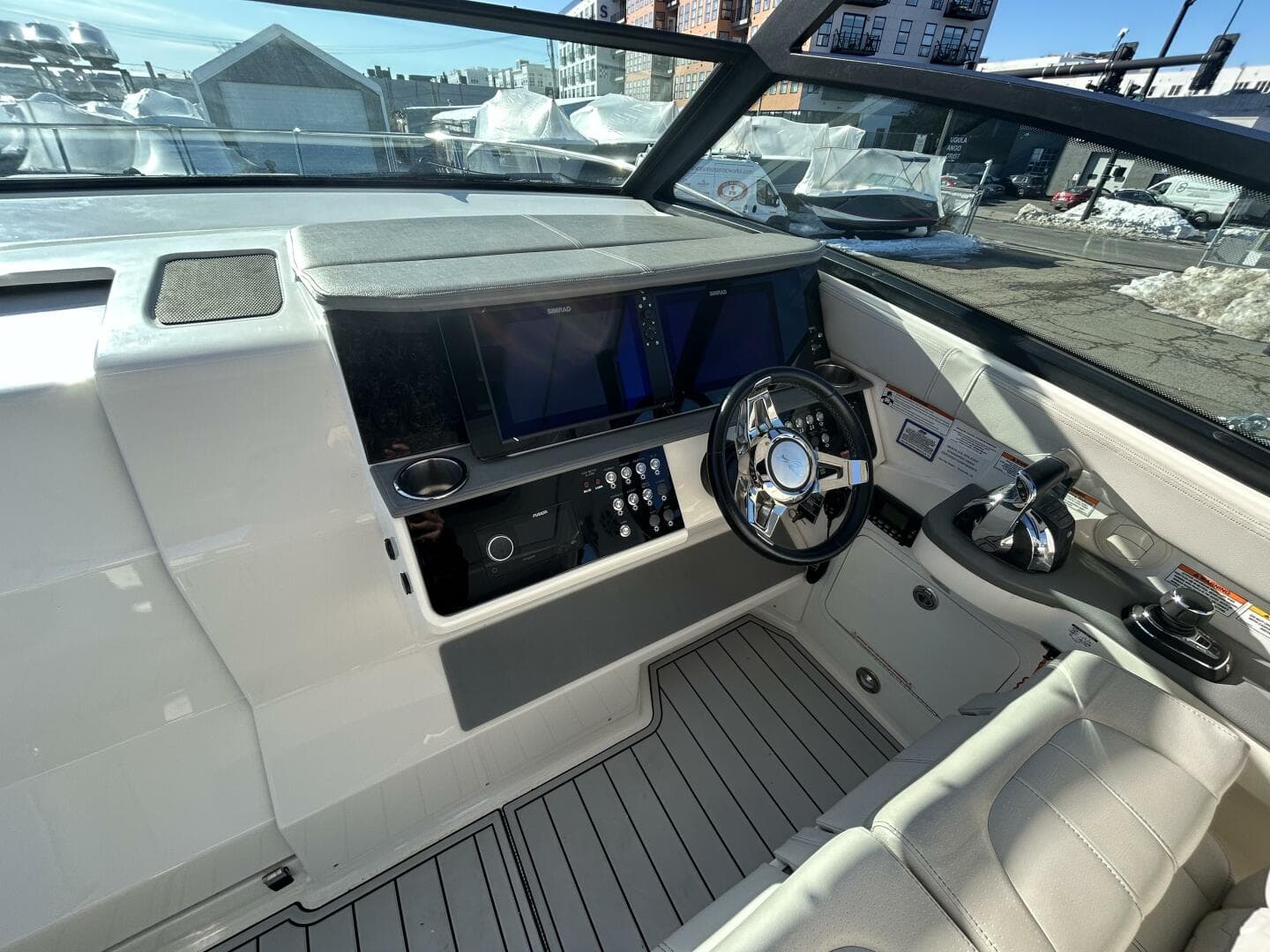 2021 Sea Ray 320 Sundancer — photo 8