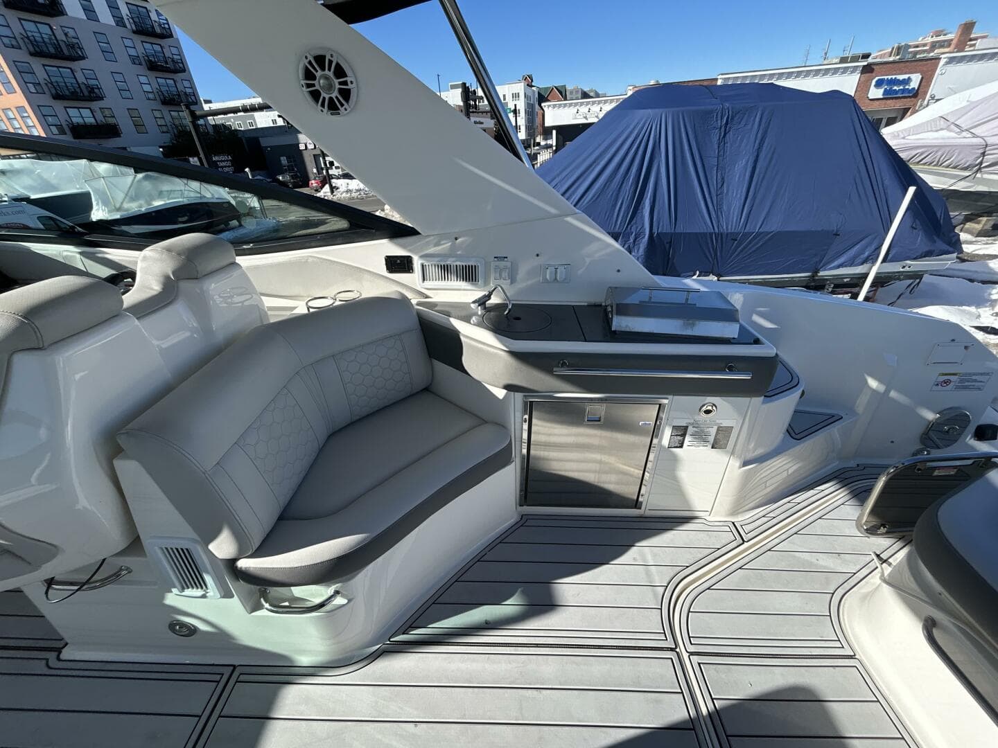 2021 Sea Ray 320 Sundancer — photo 6