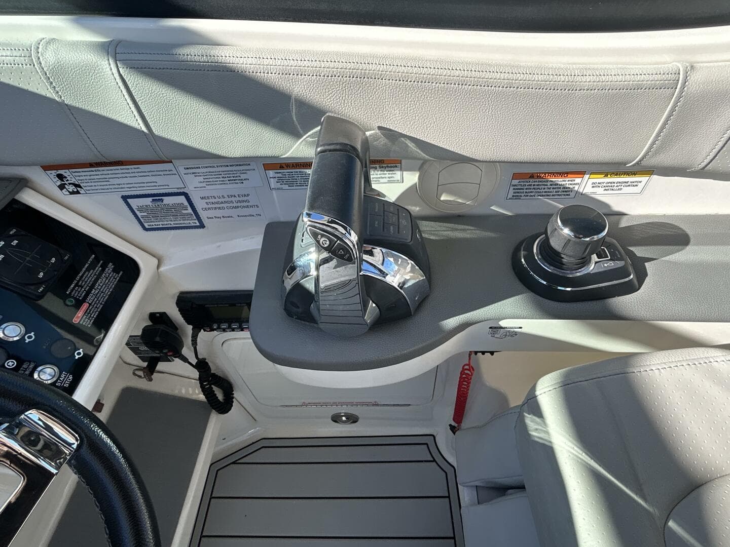 2021 Sea Ray 320 Sundancer — photo 10