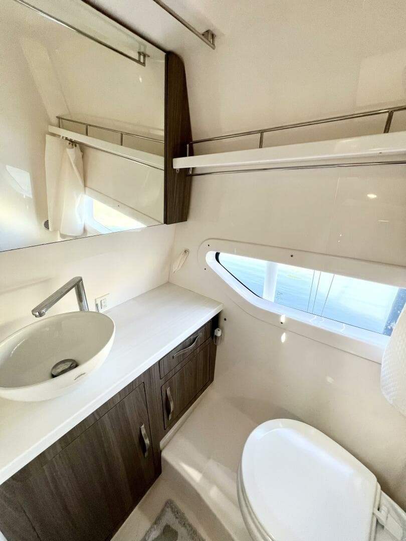 2021 Regal 33 Xo — photo 32