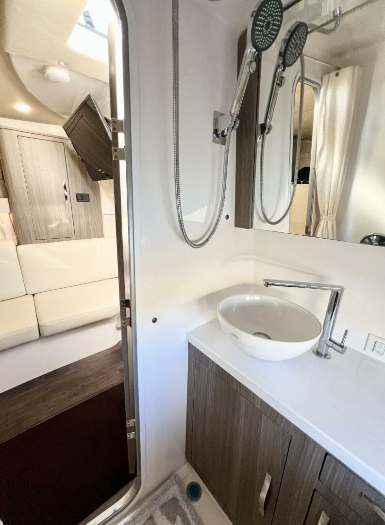 2021 Regal 33 Xo — photo 33