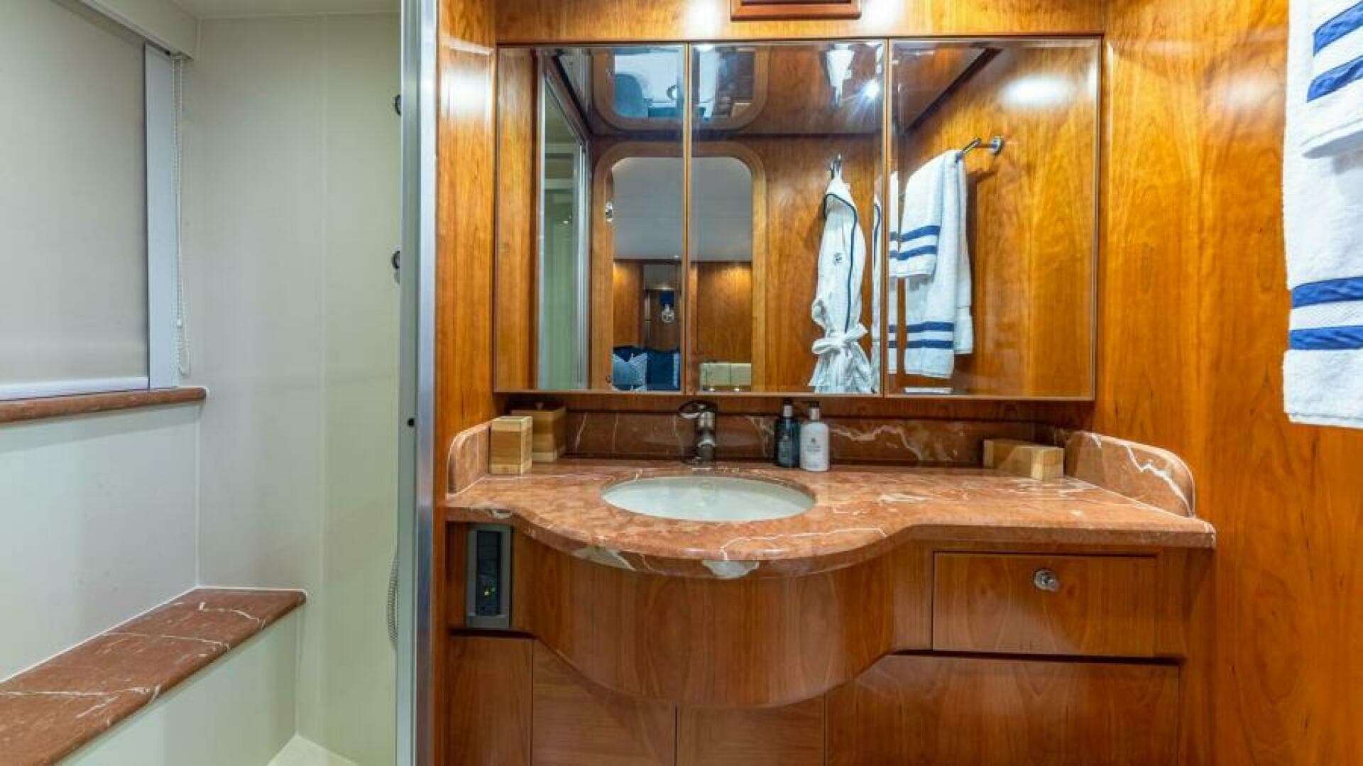 2004 Hargrave Capri Skylounge — photo 35