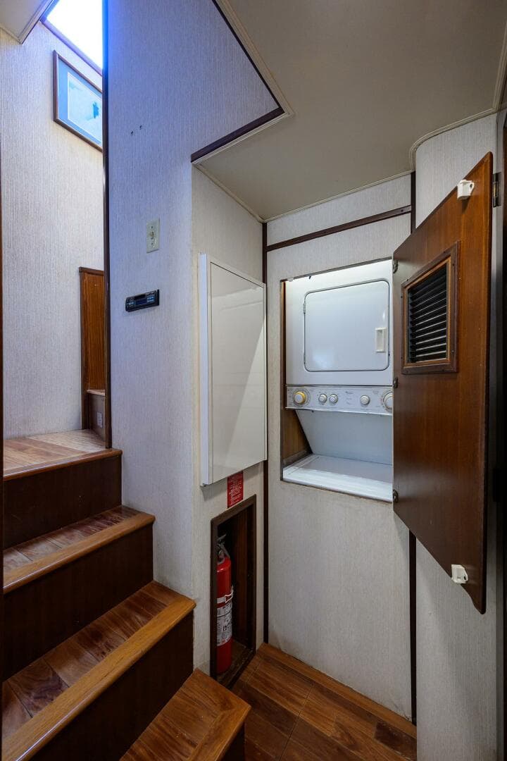 1991 Hatteras 78 Cockpit — photo 24