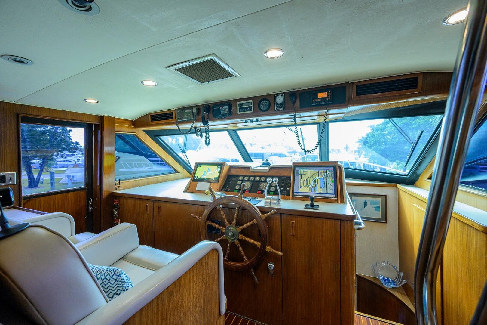 1991 Hatteras 78 Cockpit — photo 35