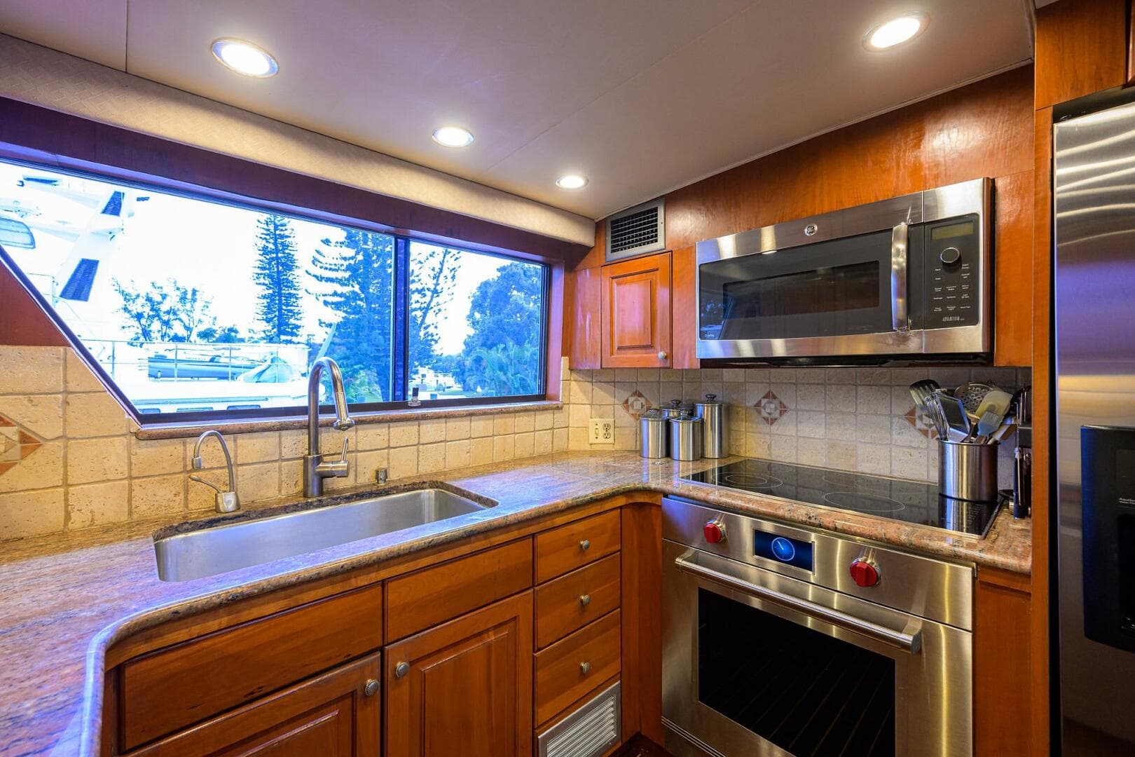 1991 Hatteras 78 Cockpit — photo 36