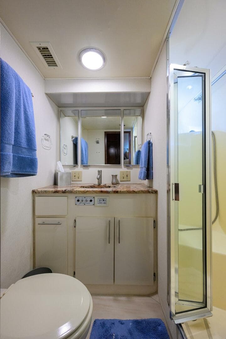 1991 Hatteras 78 Cockpit — photo 30