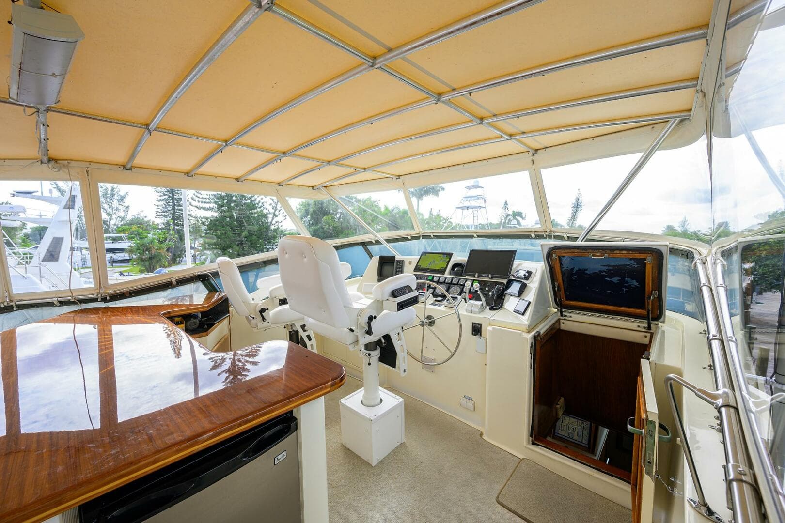 1991 Hatteras 78 Cockpit — photo 64