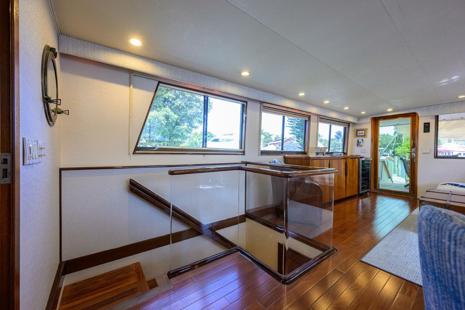 1991 Hatteras 78 Cockpit — photo 40