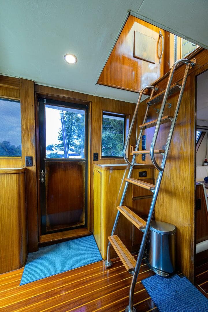 1991 Hatteras 78 Cockpit — photo 32