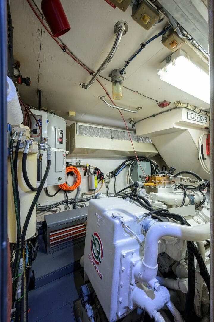 1991 Hatteras 78 Cockpit — photo 19