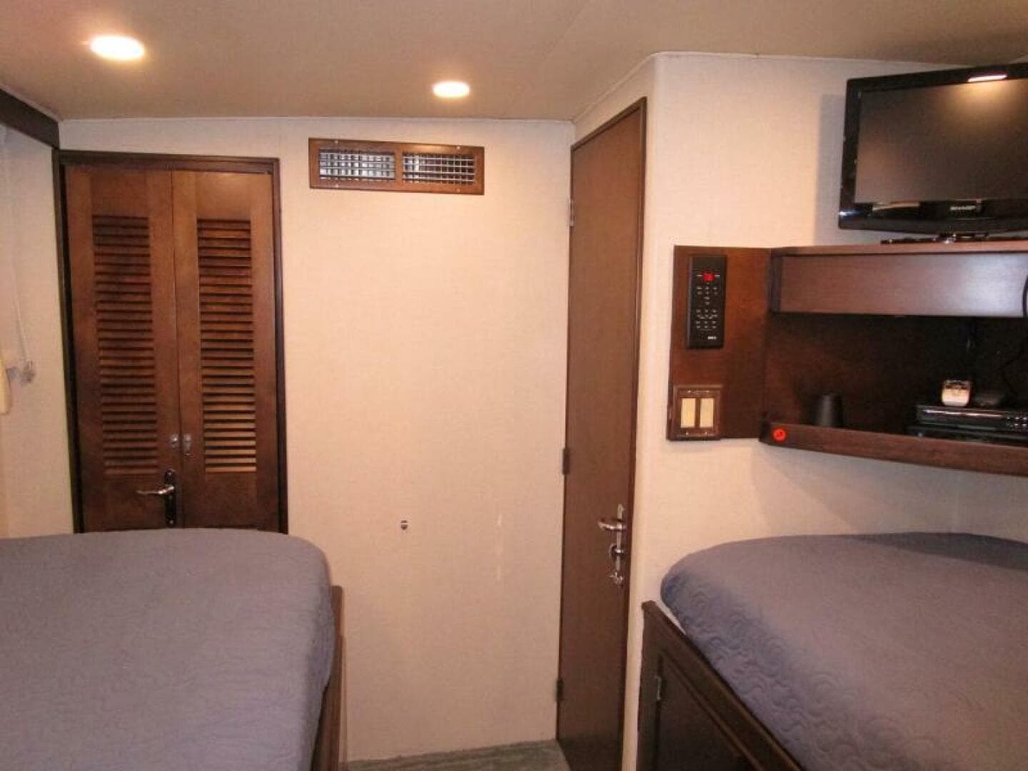 1986 Burger Flush Deck With Flybridge — photo 42