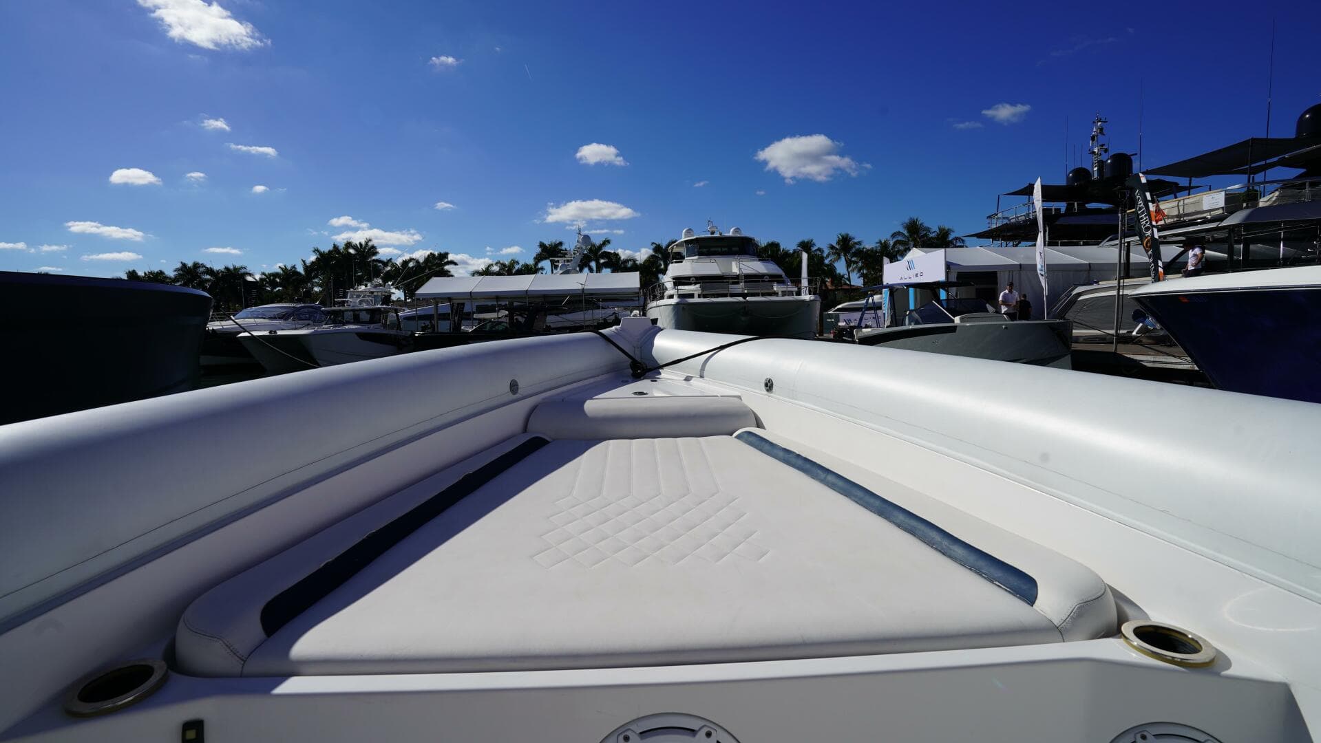 2015 Airship 330 — photo 15