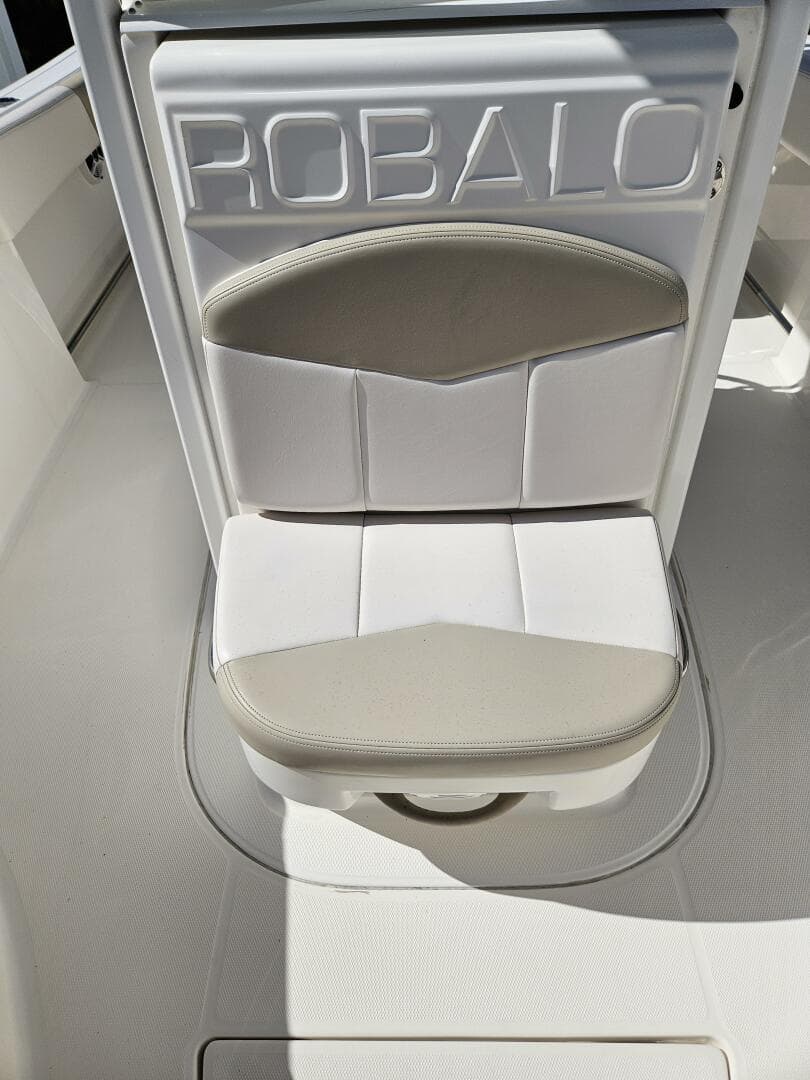 2017 Robalo — photo 9