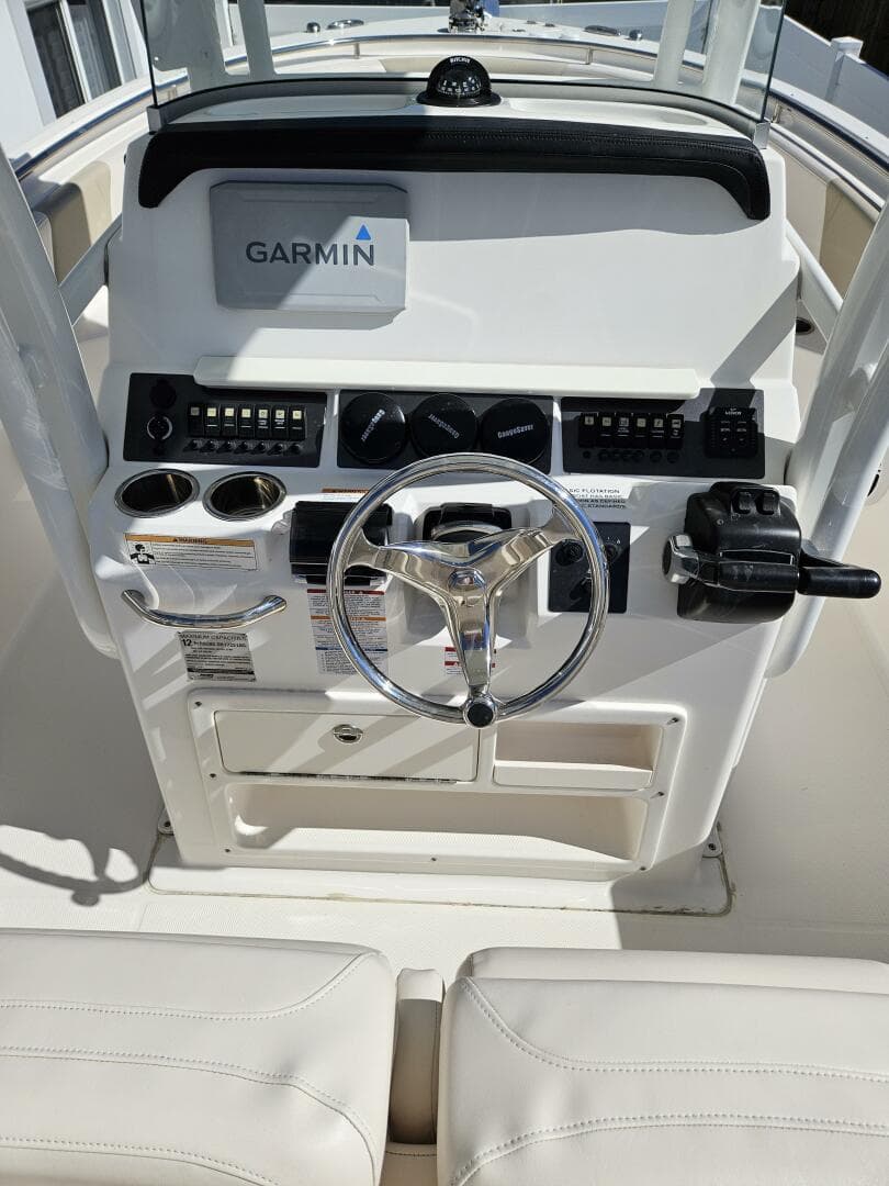 2017 Robalo — photo 14