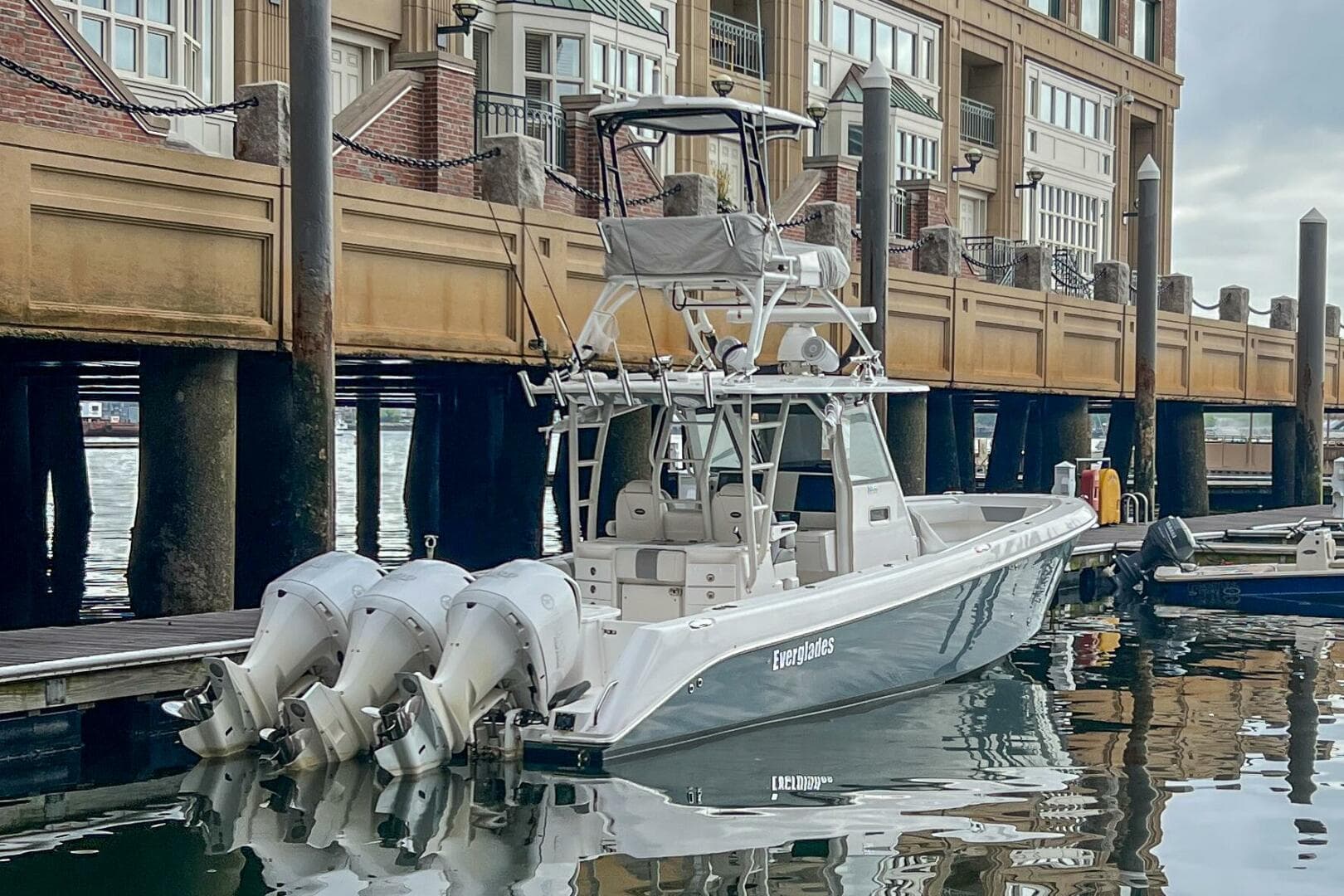 2017 Everglades 355 CC — photo 8