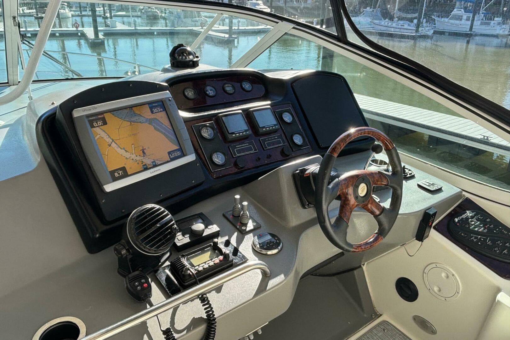 2005 Cruisers Yachts 455 Express — photo 11