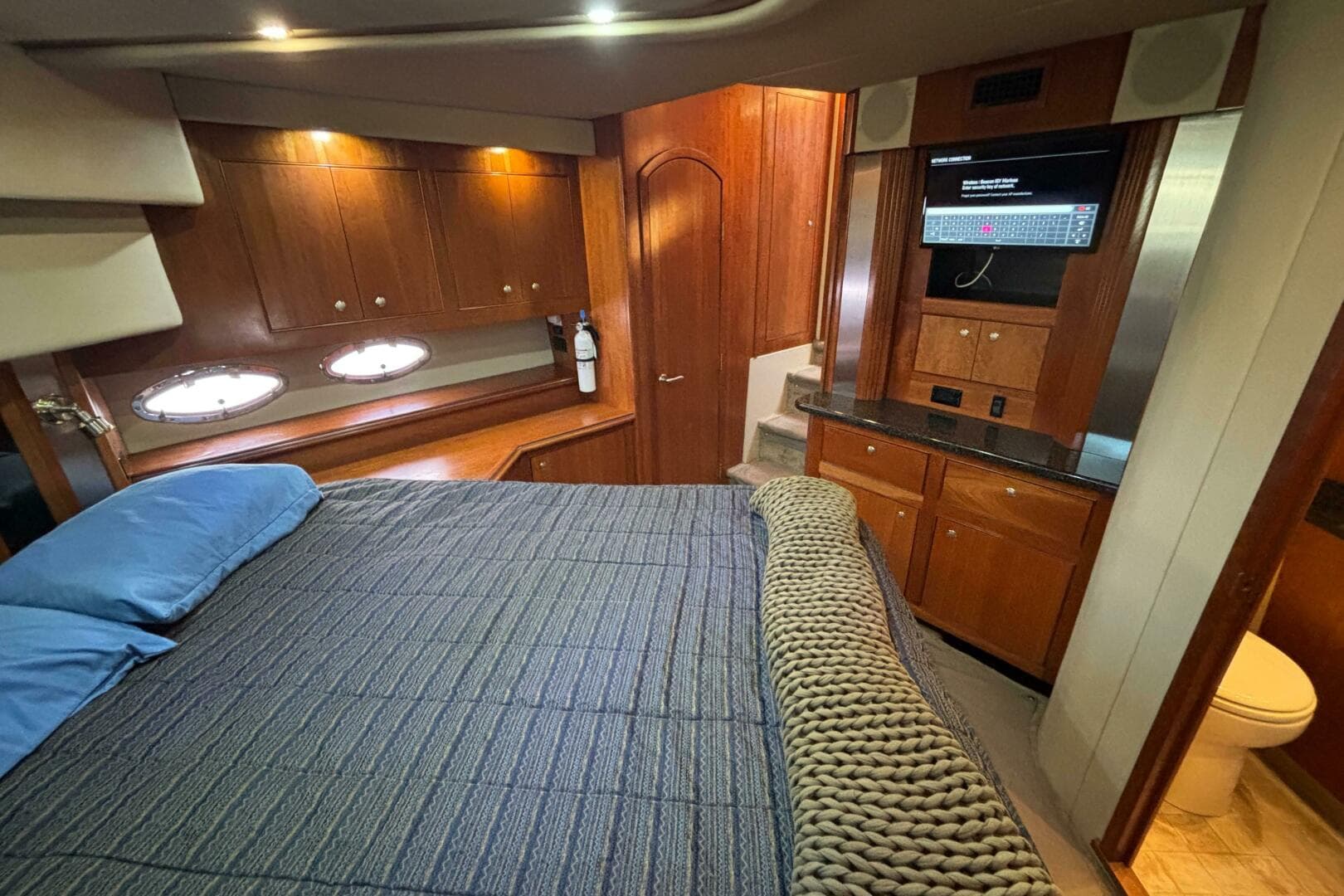2005 Cruisers Yachts 455 Express — photo 23